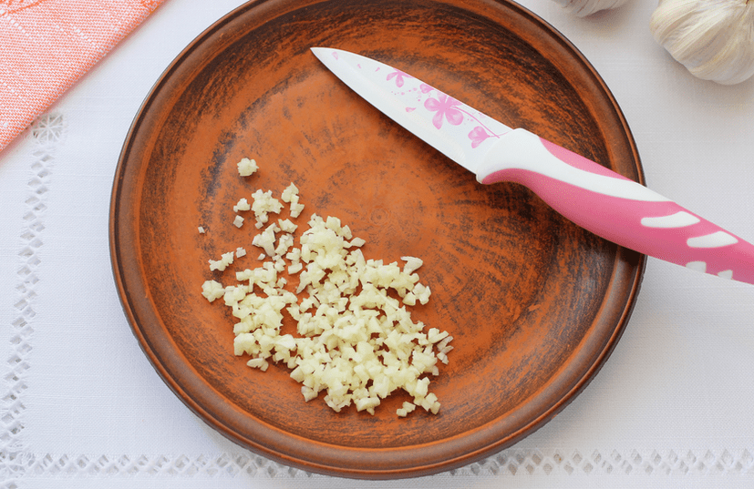 chopped garlic against warts